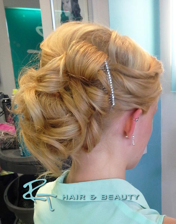 relaxed hairup style